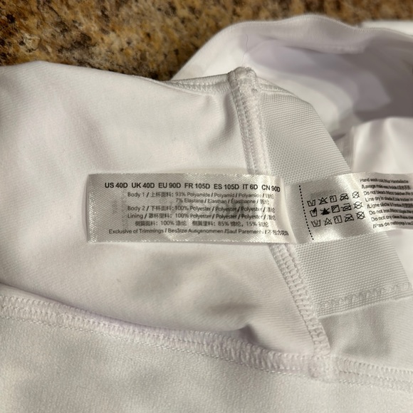 🏃🏽♀️Syrokan🏃🏽♀️white mesh-panel zip front sports bra, size 40 D. - Picture 15 of 15